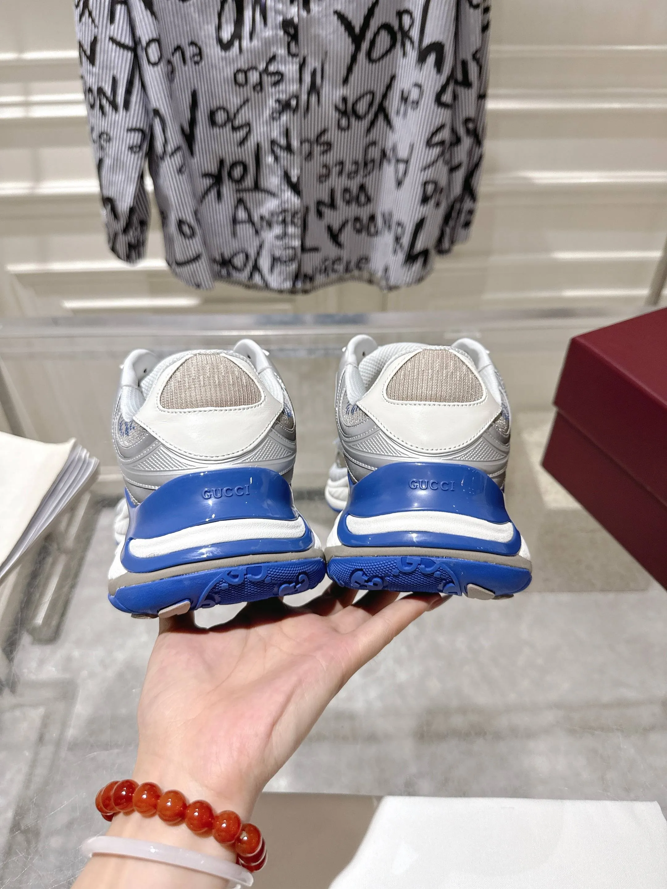 👟👟Ex-factory price 980👟👟Upgraded version with airplane case Gucci Gucci 25ss hot new style couple style retro sports shoes dad shoes This Gucci 2.0 reinterprets the brand's iconic striped webbing elements. This new interpretation of iconic details uses EVA thick soles with a smart silhouette, bringing a stable and comfortable wearing experience. Delivered in exquisite packaging. Fabric: Made of original imported cowhide/technical fabric. Inner foot pad: Breathable mesh. Heel height: 4cm. Sole: Original customized ultra-light foam rubber outsole. Size: 35-45 (women's size 40, men's size 45, custom-made, non-returnable)